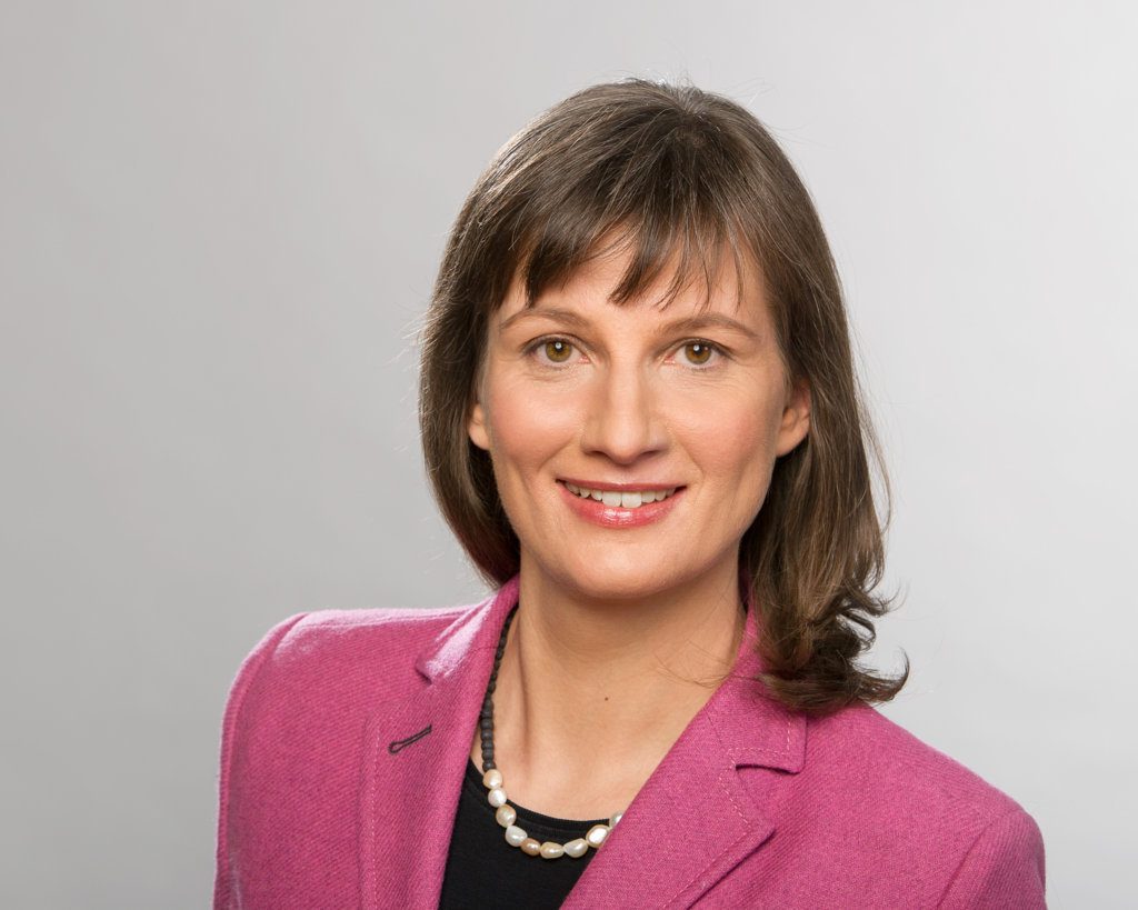 Simone Schick in rosa Jacket